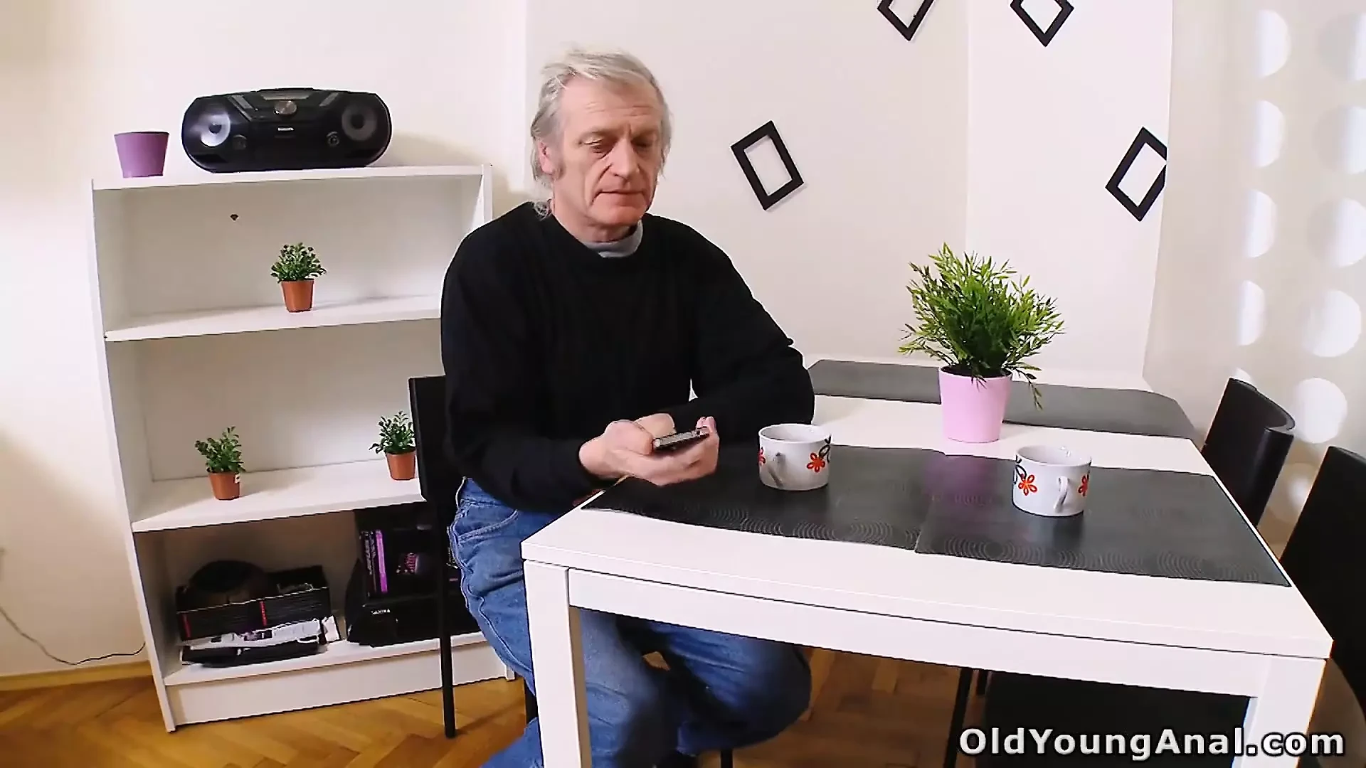Blonďatá dospívající dívka si užívá svůj první anální sex se šedovlasým
