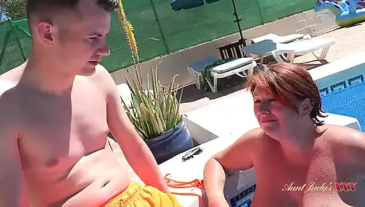 TanteJudysXXX - schicke vollbusige milf JoJo verführt einen jüngeren mann am pool