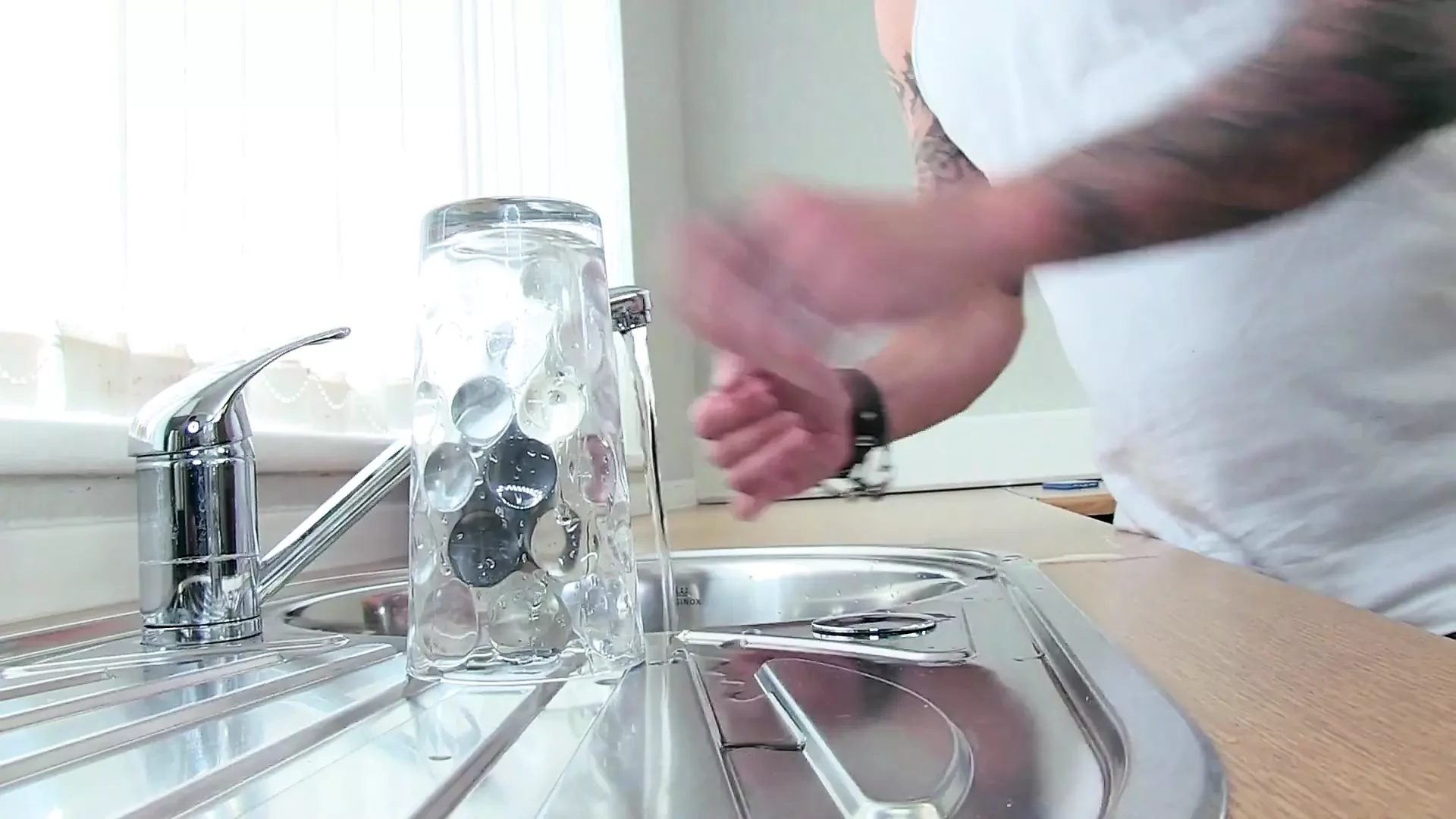 Carly Rae et Luke Hotrod blonde percée se font baiser dans la cuisine