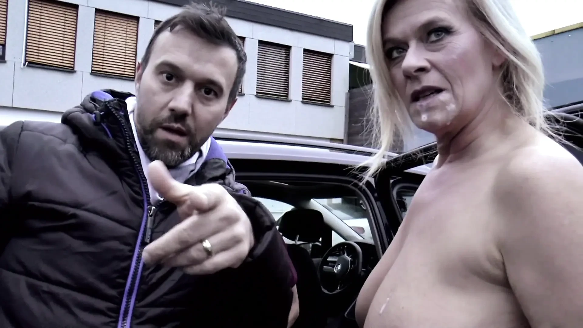 Una MiLF Arrapata Con I Piercing Viene Sbattuta In Bagno Dal Suo