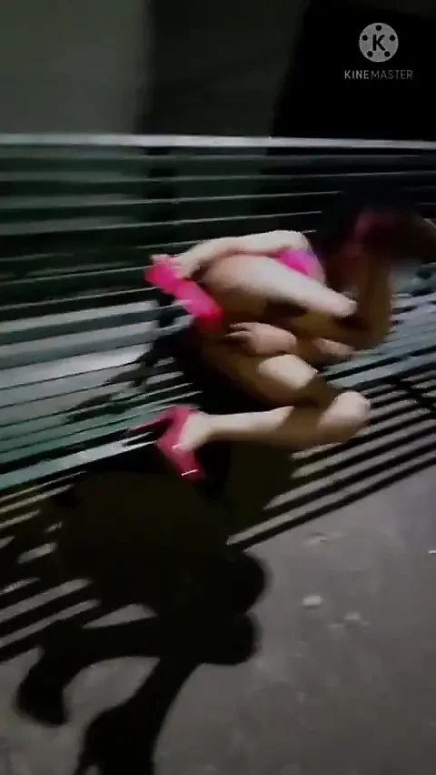 Sissy in castità e lingerie troia si masturba il culo con un dildo in