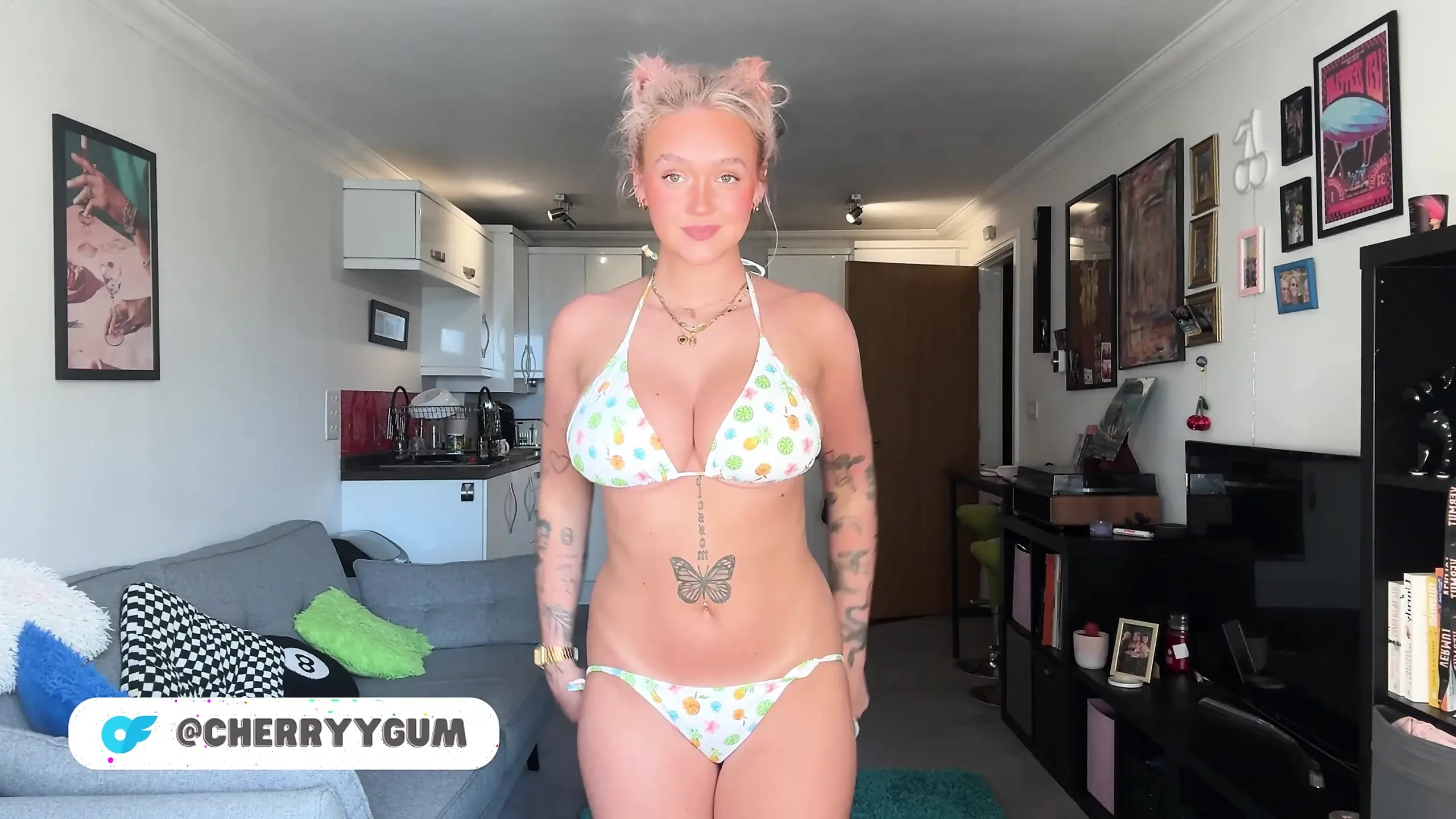 NACKTer Bikini Anprobe mit 18 jährigem britischem teenager mit RIESIGEN