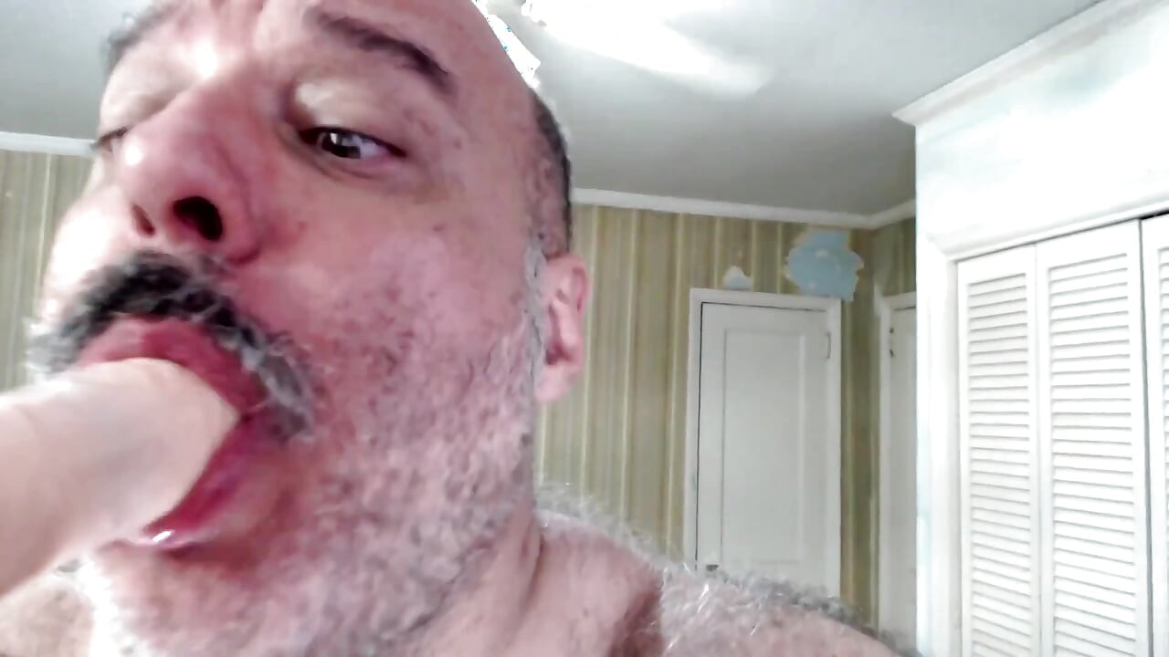 Bullmusclejoe Chupando um vibrador para você!