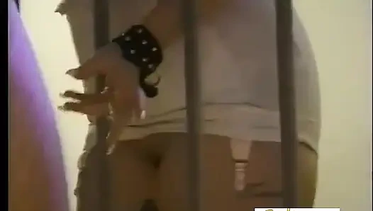 Sarışın kadın egemenliği ve esmer sahibe yaşlı köleye işkence ediyor