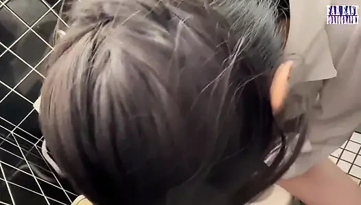 Kalabalık gözlerin dik uçlarında ateşli, sıkı bir tepenin ateşlendiği çıplak meme yürüyüşü faz.2