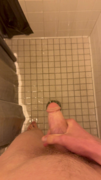 为了好玩在淋浴间里撸管