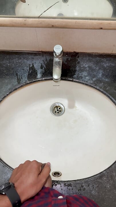 Un Indien s’exhibe dans les toilettes et pisse