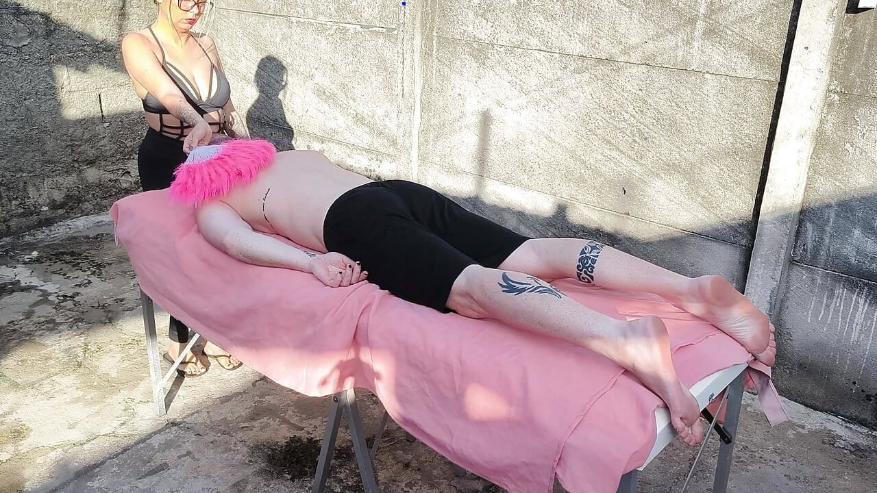 Nackte massage im freien mit heißer blondine