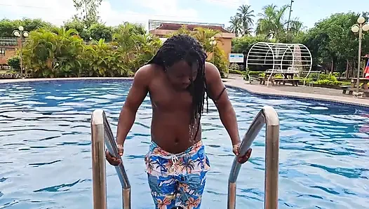 Havuzda yüzen sperm, suda sert seks, çifte orgazm