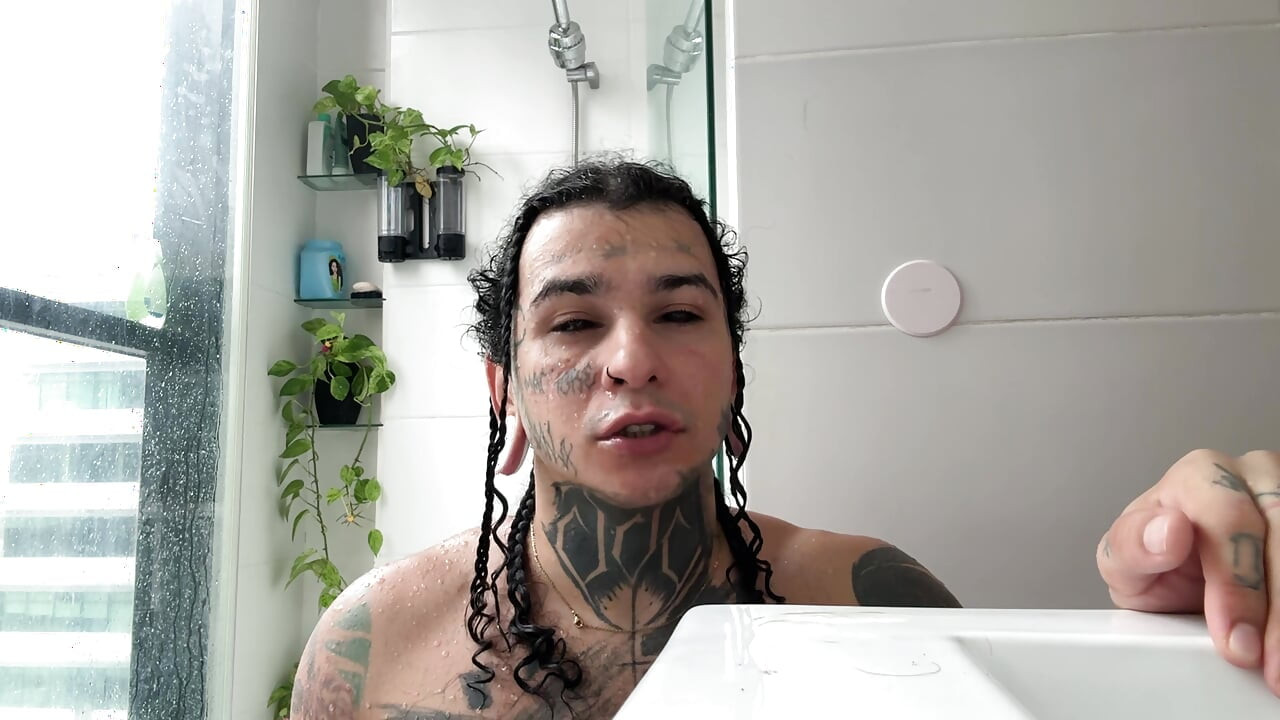 巨人完成锻炼并在一个小人类面前自慰