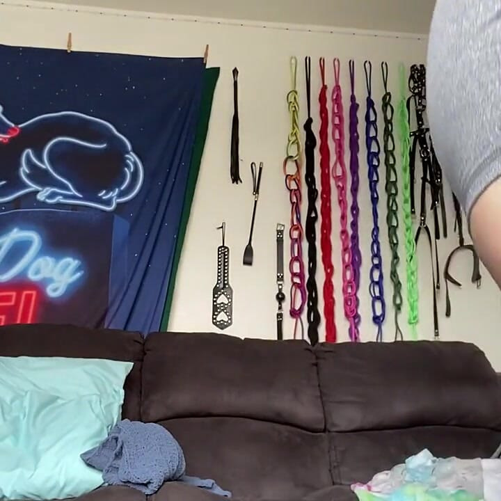 POV: Du er min nabo, der kigger ind gennem vinduet, mens jeg klæder mig på efter mit bad