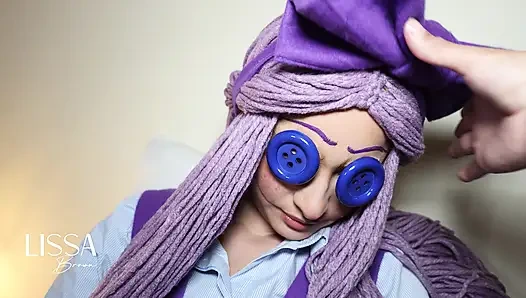 Sie haben eine neue stoffpuppe für ihr bett gekauft