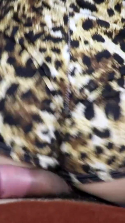 POV ples u krilu u krilu u seksi leopard šortsu | Klip 2