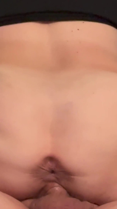 Marie suce et avale son sperme, le chevauche et jouit et reçoit un énorme creampie anal