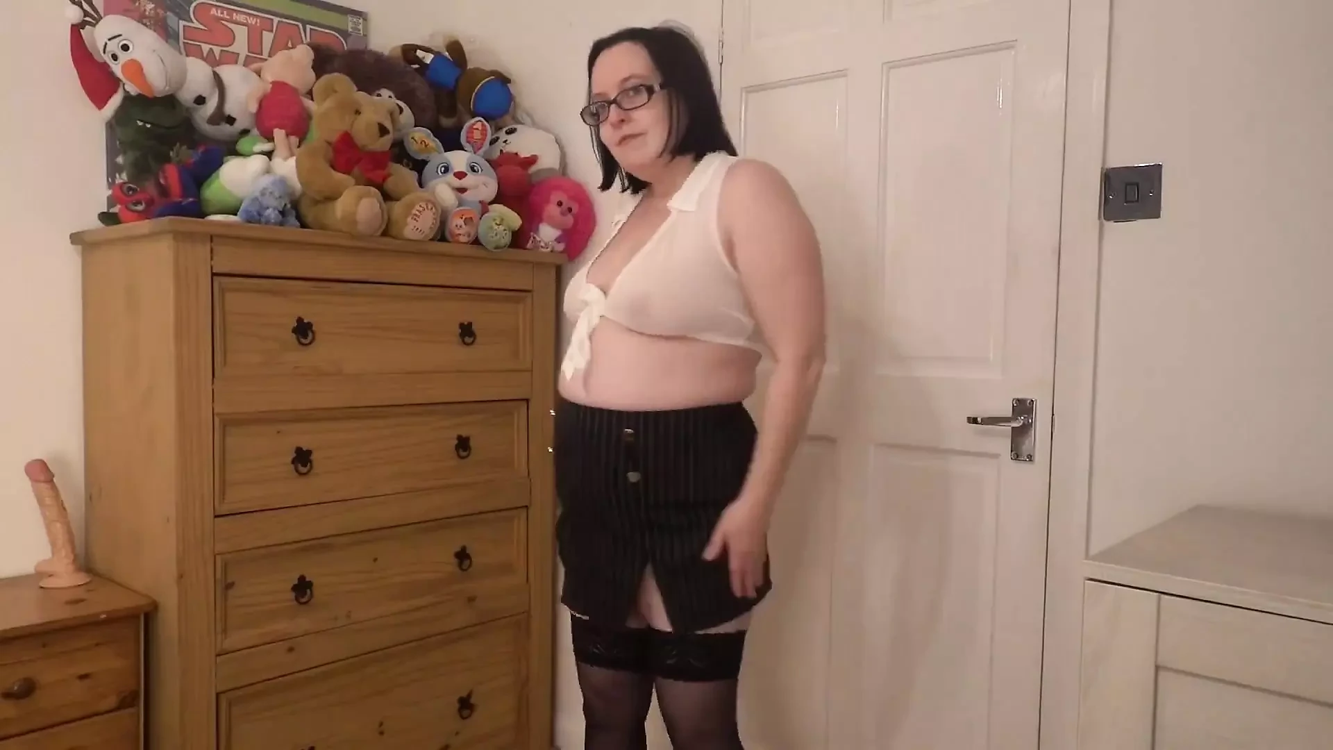 Secretaria en minifalda striptease