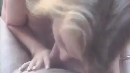 Эта идеальная крошка-блондинка покажет тебе, как она сосет это