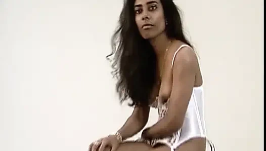 Ebenholz-schätzchen aus deutschland posiert beim fotocasting