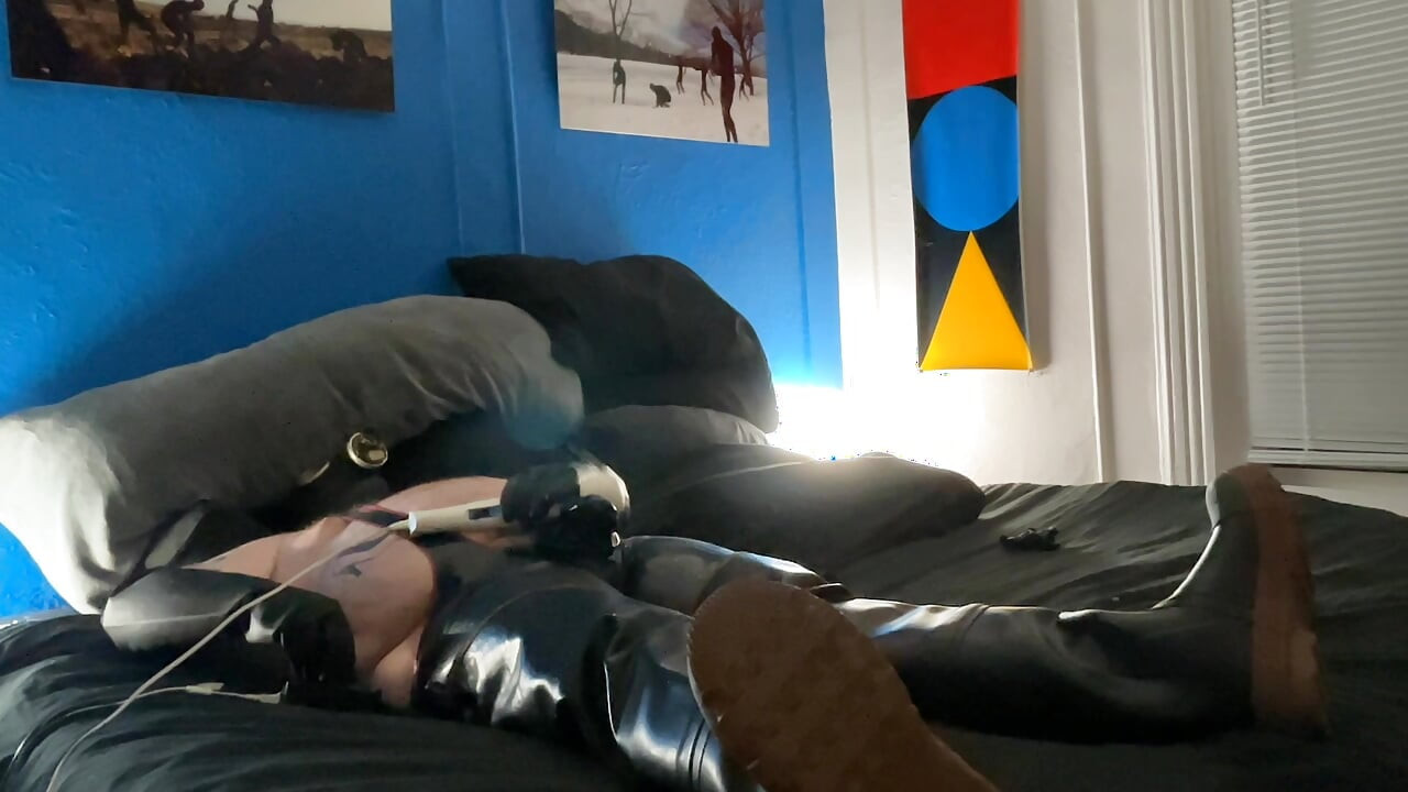 หมีลาเท็กซ์อวบกับหน้ากาก Gaz น้ําแตกด้วยไม้กายสิทธิ์ในขณะที่ควยติดอยู่ในบอลลูนขนาดใหญ่