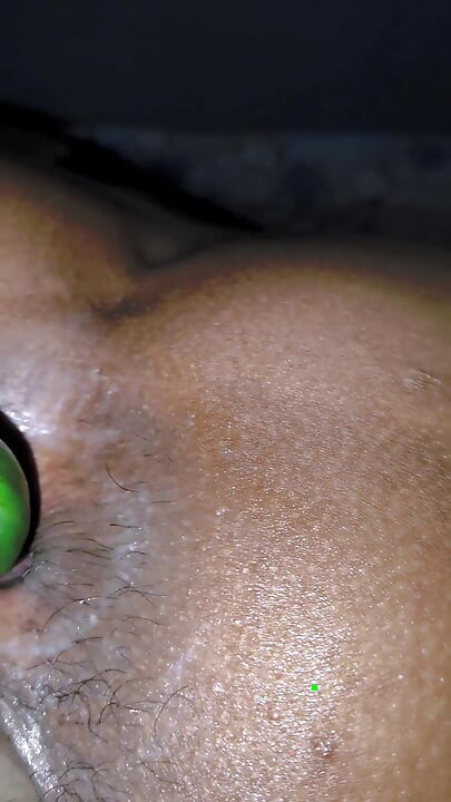 Pooja把一個瓶子塞進妻子的屄裡，把黃瓜插進她的屁眼，屄和屁眼爆炸了。
