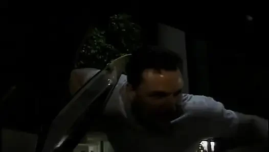Azgın sarışın orta yaşlı seksi kadın kalın yarağı götüne sokuyor