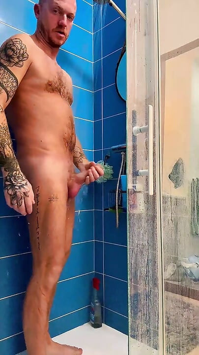 Гарний гарячий душ