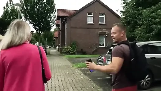 Hübsche Blondine Von Nebenan Mit Brille Angesprochen