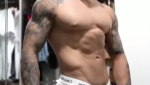 Seksi kaslı dövmeli adam