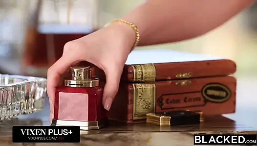 Angie faith si cewek semok rambut pirang dientot habis-habisan sama raksasa pria kulit hitam sampai mengerang keenakan