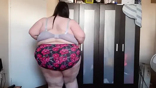 SSBBW STRIPPT UND SCHÜTTELT DEN ARSCH
