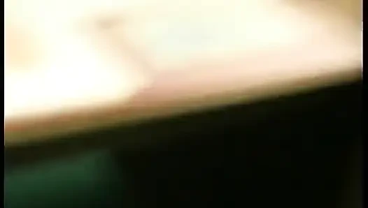 Pelacur brunette masturbasi untuknya