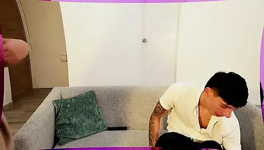 Seksi bir öğretmen onu bir öğrenciye verir! Büyük bir penisi ve çok fazla sevişme isteği olan