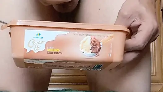 Dondurmaya boşalıyor ve dölü zevkle yiyorum