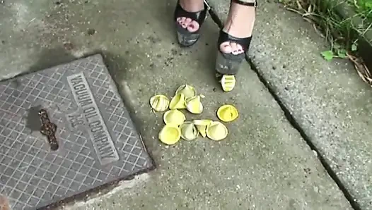 Yüksek topuklu ayakkabılarımla eziliyorum