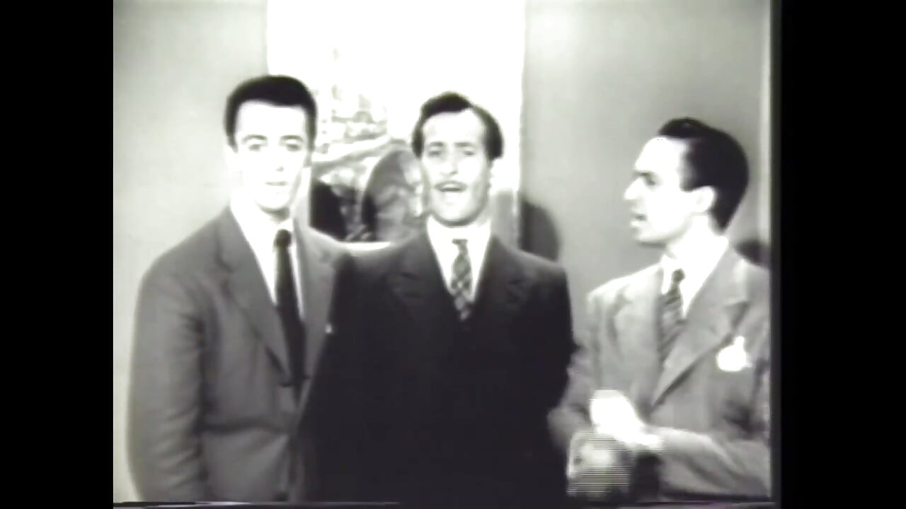 Penari menanggalkan pakaian