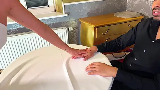 Cindy Akşam Yemeğinde Amcığını Çalışanına Sunuyor