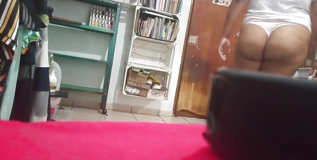 Karmica mädchen putzt das zimmer, schwangeres molliges mädchen