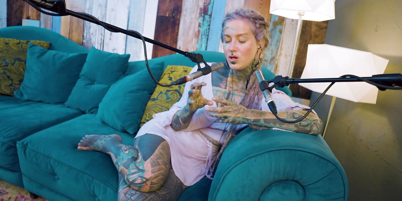Jeg snakker om A - autentisk - ASMR - Podcast - Snakker - tatovering jente modell goth punk dreadlocks
