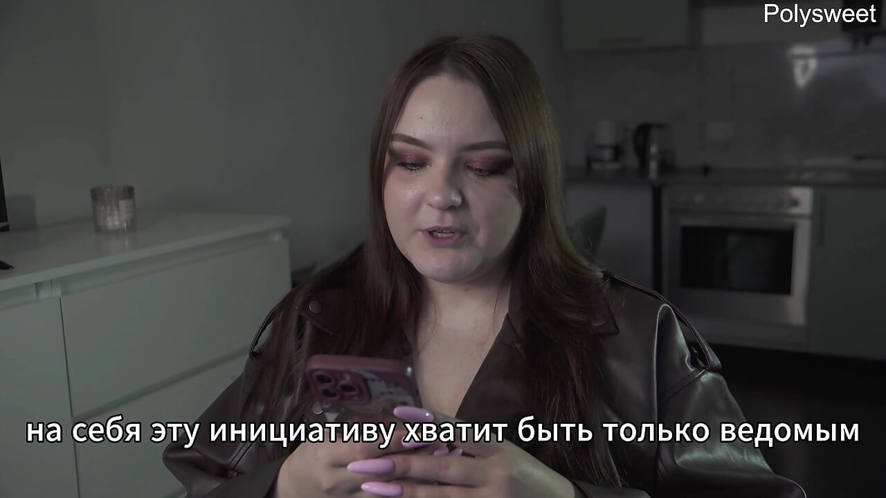 Histoire porno - dans le magasin derrière le comptoir, il sent ses seins (russe, femdom légère, nue en public)