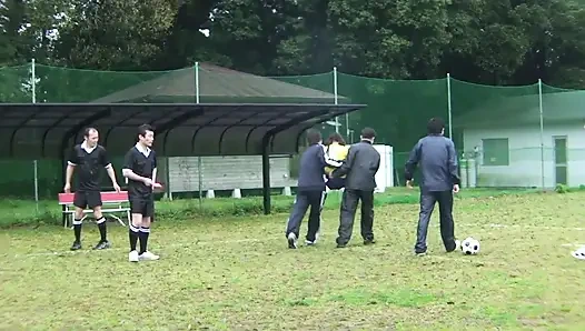 Die haarige muschi des japanischen fußball-schätzchen wird hart geknallt - riesige creampie-explosion!