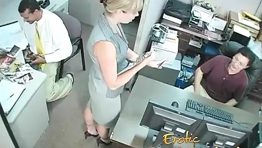 Kadın egemenliği orta yaşlı seksi kadın köle siyah yarağını sıvazladıktan sonra ayaklarına boşalıyor