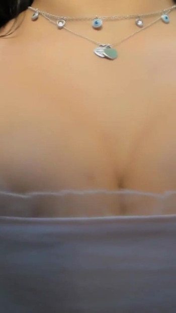 Fesselnder MOMENT von "Sexy latina brunete bekommt EINE SPERMADUSCHE ÜBER IHRE GROßEN MÖPSE, TITTEN-BUKKAKE"