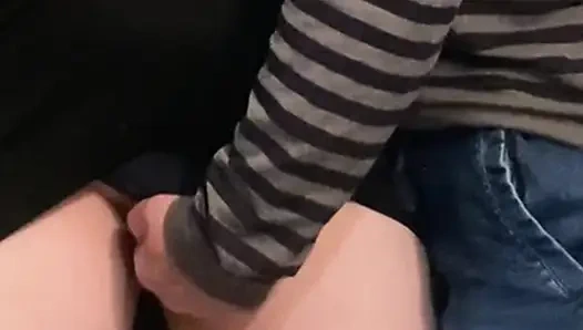 Azgın sapık kız herkesin içinde elbisenin altında parmaklıyor