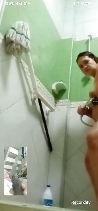 Assy e la muncă. Face o baie, apoi mă sună și vrea sex prin video call!