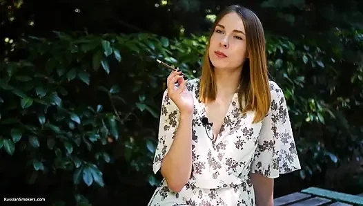 Evgeniya lagi asik merokok