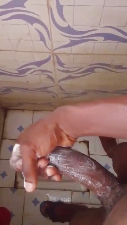 Masturbasi kontol raksasa di kamar mandi