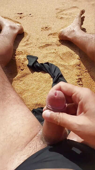Ladysilva masturbándose su gran polla caliente hasta que se agarra en la playa desierta