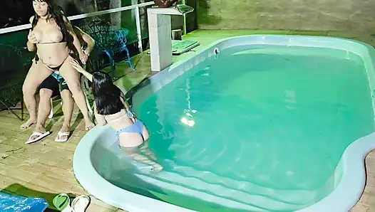 Флагра! Пойман Двумя Брюнетками, Мастурбирующими В Общественном Бассейне Кондоминиума