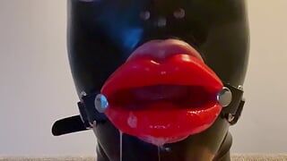 Touchedfetish - muñeca de látex mariquita femboy con labios mordaza y máscara babeas