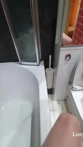 Lenyűgöző pillanat a "Sissy Lucy POV Piss and wanking in the bathroom" című filmből