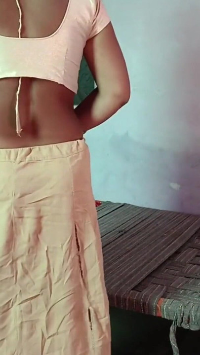 Desi bhabhi kapde utaar apni bhosdi dikha rahi hai devar samne nagi ho gai | Clip 1